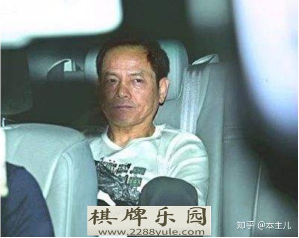 成龙在澳门赌场得罪崩牙驹被14K人马包围急解救